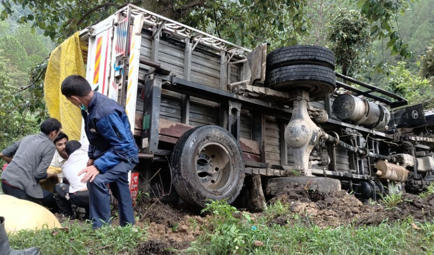 दार्चुला आउँदै गरेको ट्रक डडेल्धुरामा दुर्घटना 